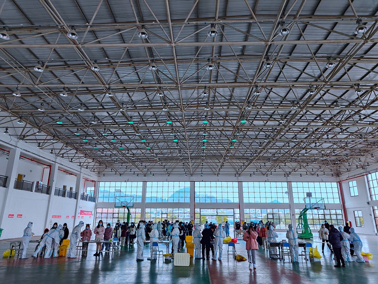 我校全体师生积极配合核酸采集工作