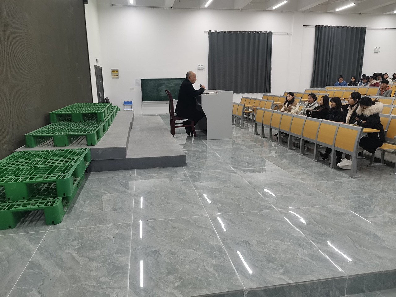 校务委员刘文武组织召开学生校园安全工作会