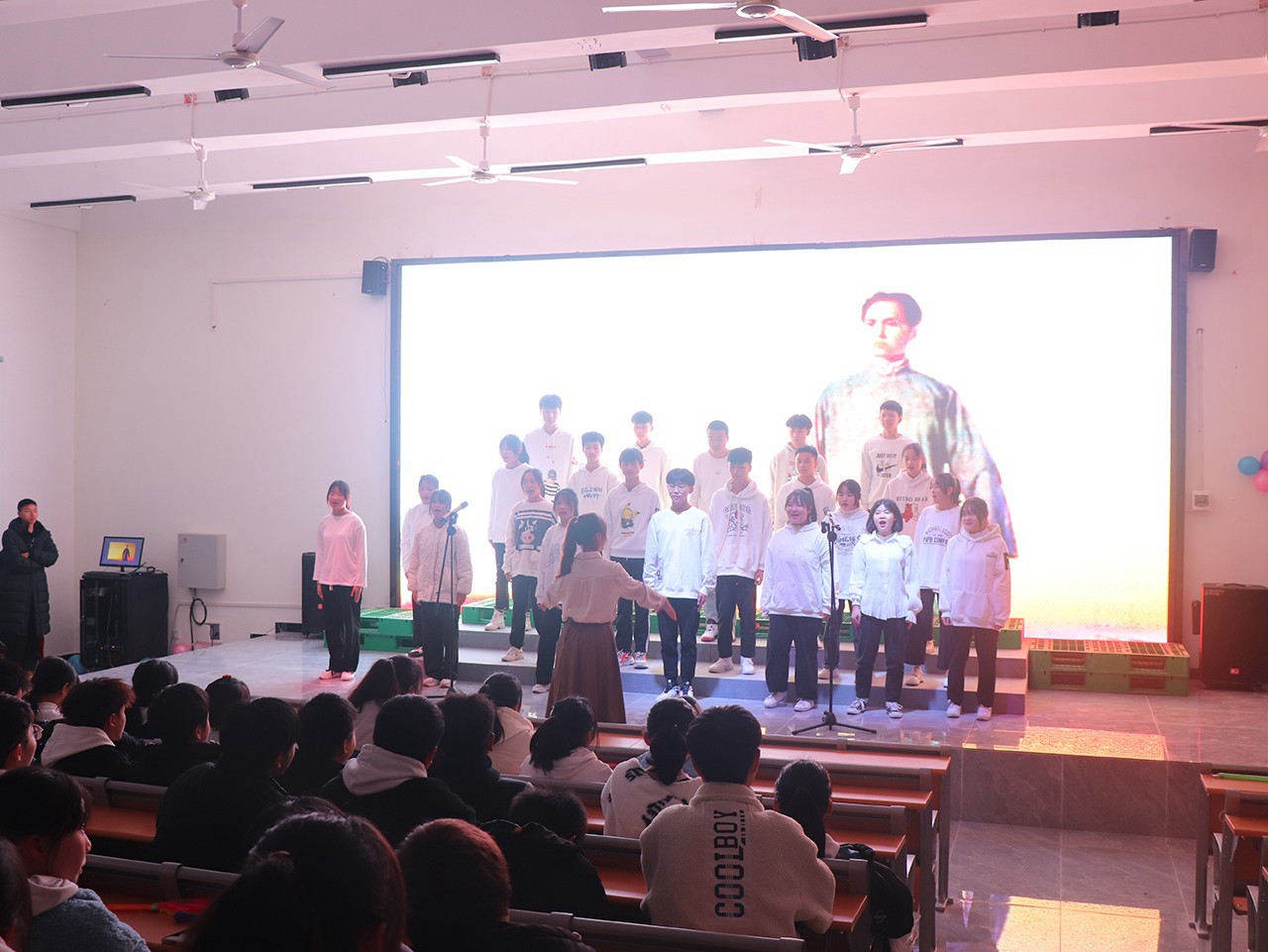 我校举行“纪念毛主席诞辰128周年”合唱比赛