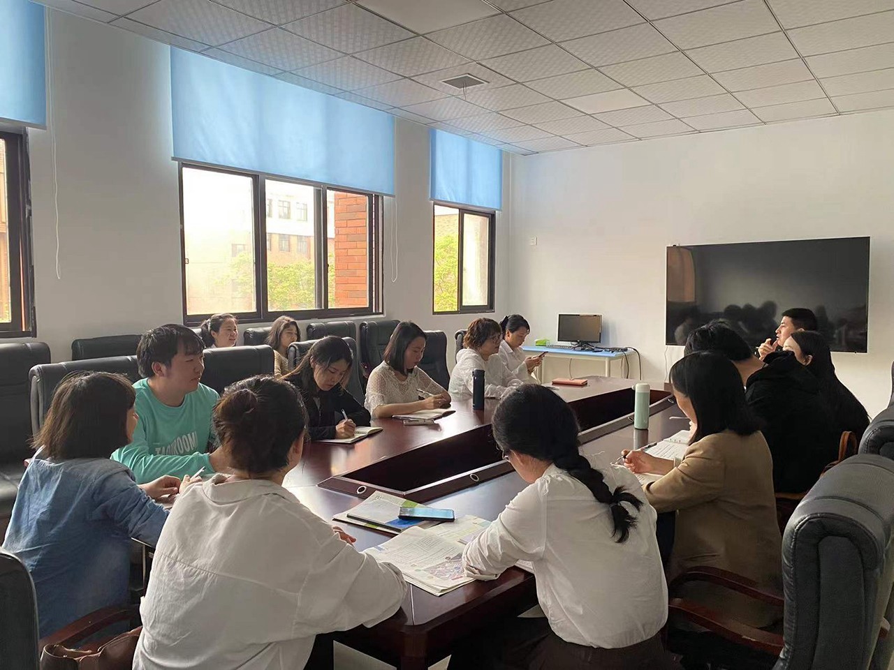 学校组织开展教职工业务学习会