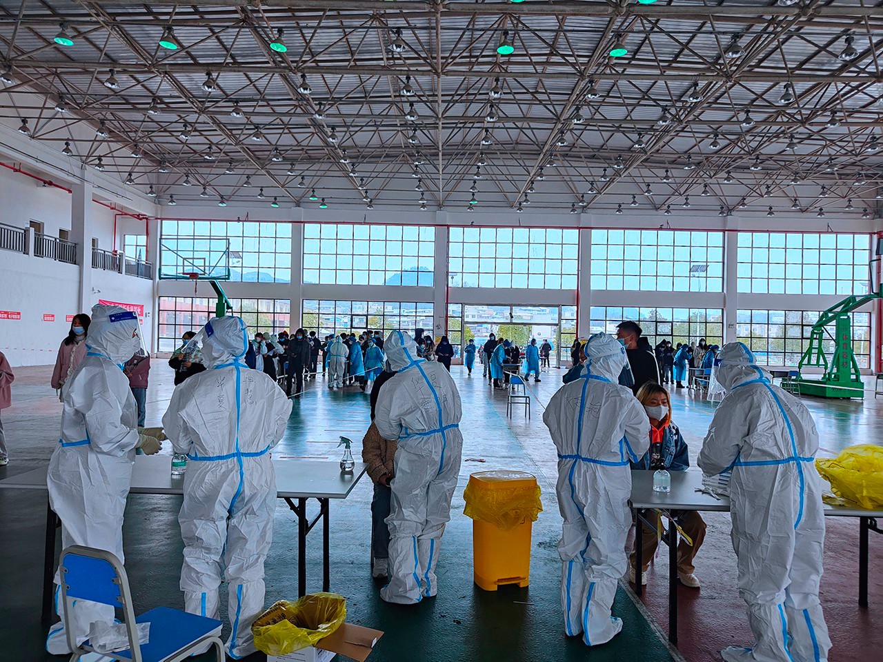 我校全体师生积极配合核酸采集工作