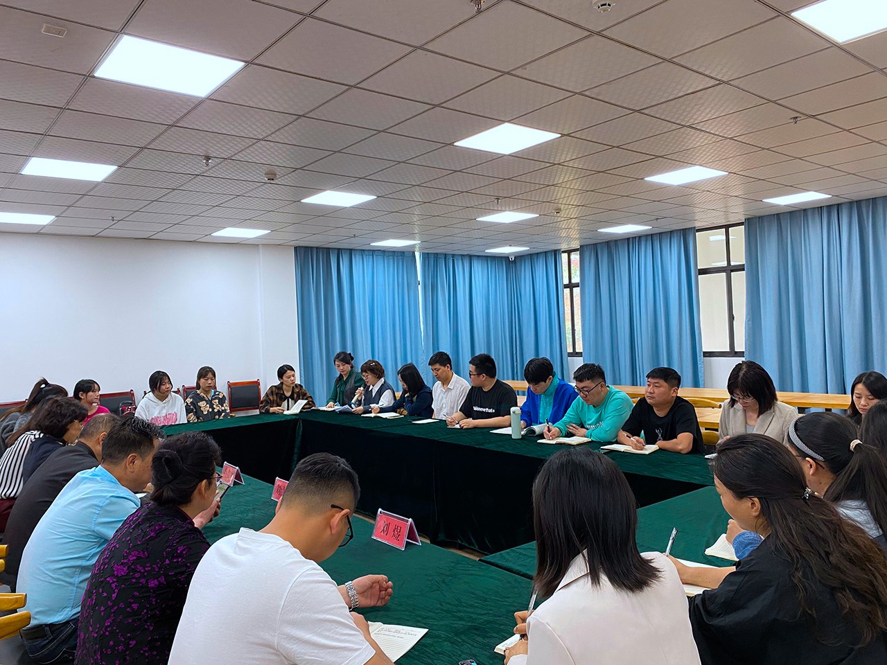 学校召开庆祝中国共产主义青年团建团100周年青年教师代表座谈会