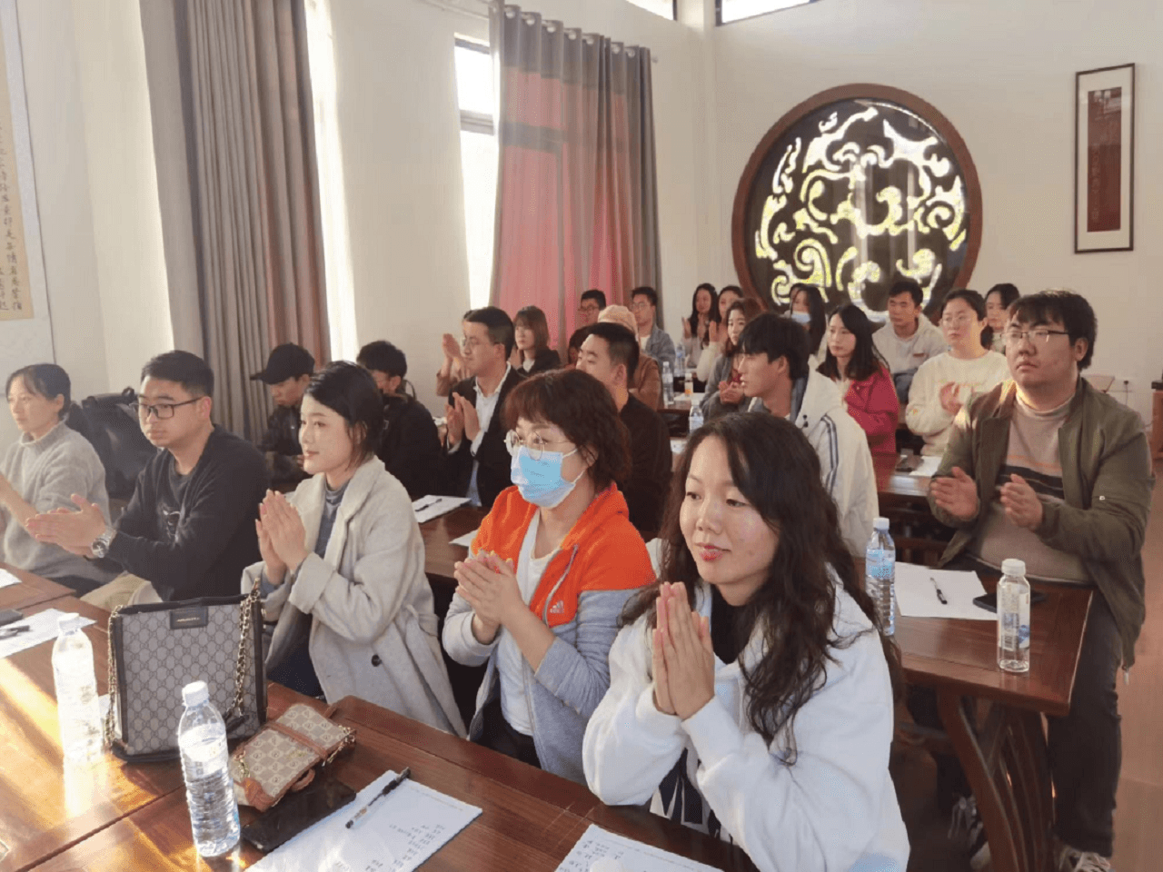 我校全体教师在天都书院参加王文正先生开展的东坡大讲堂