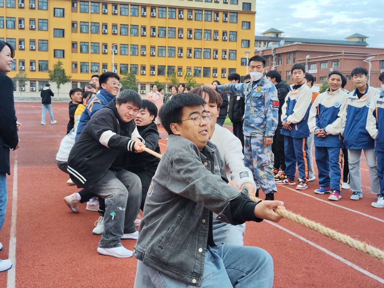 开云app官方在线入口（筹）、铜仁职业技术学院（开天校区） 举行拔河比赛