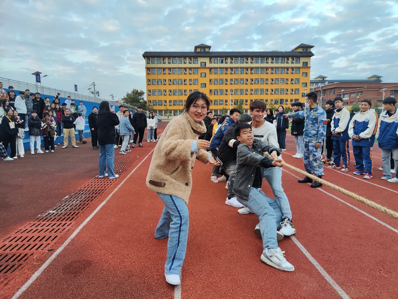 开云app官方在线入口（筹）、铜仁职业技术学院（开天校区） 举行拔河比赛