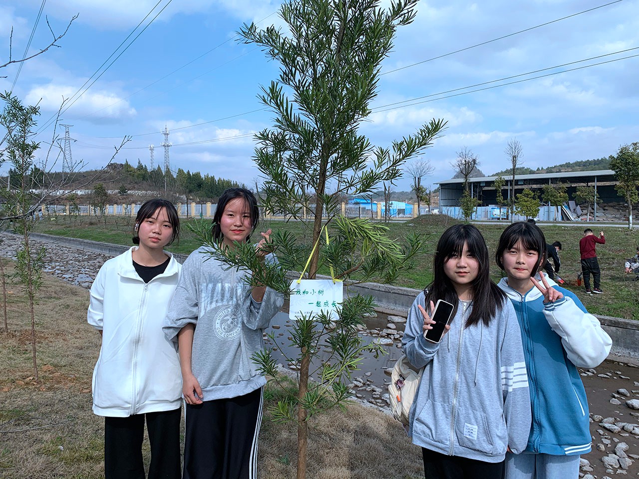 我校师生踊跃参加“许美好愿望、献给绿色爱心”植树活动