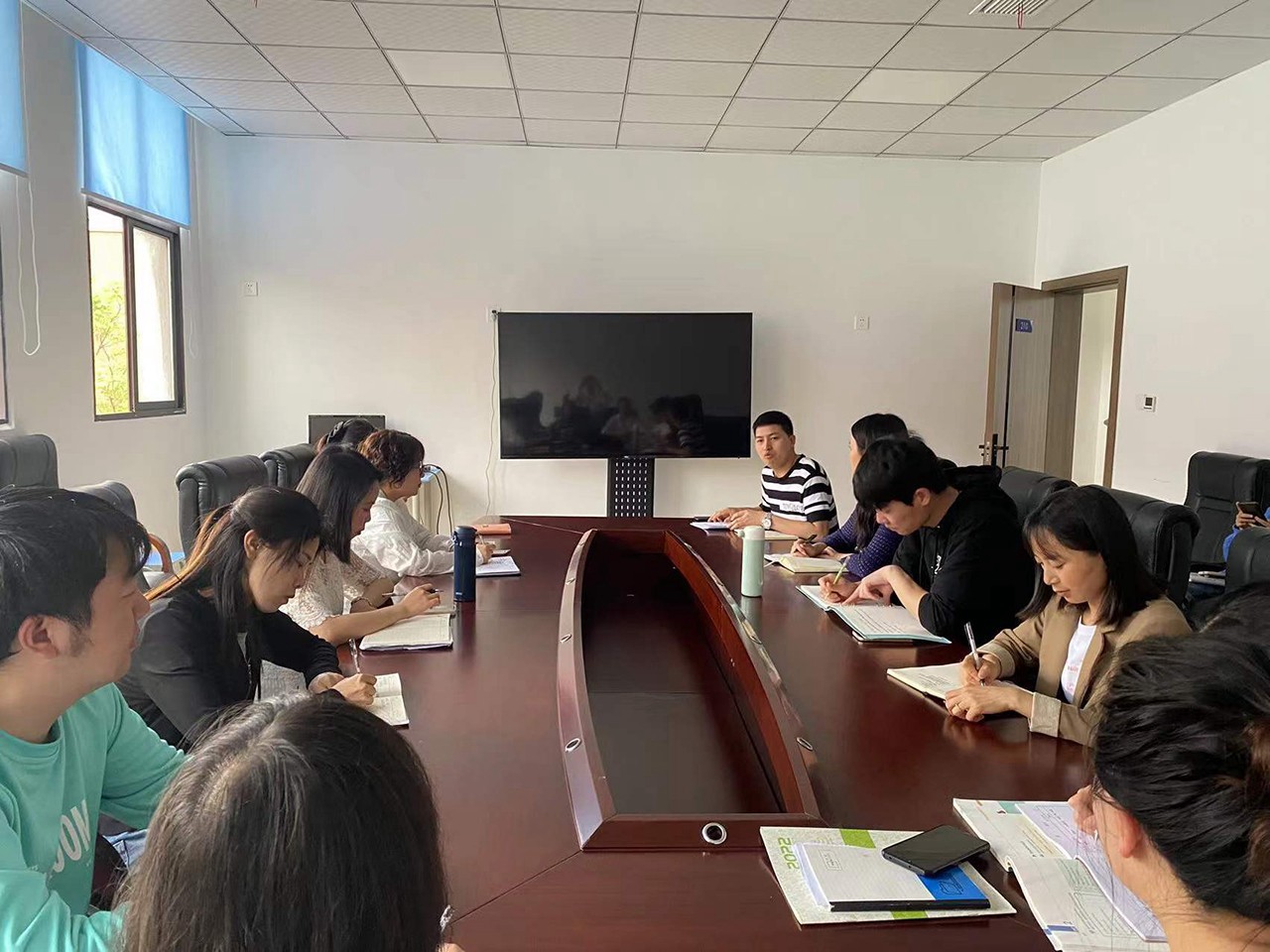 学校组织开展教职工业务学习会