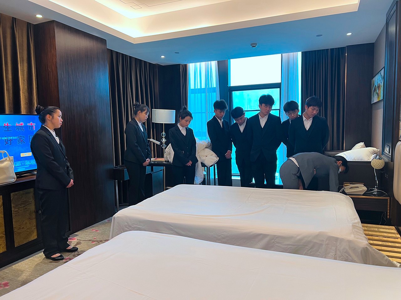 高星级饭店运营与管理专业学生进入朱砂大酒店观摩学习