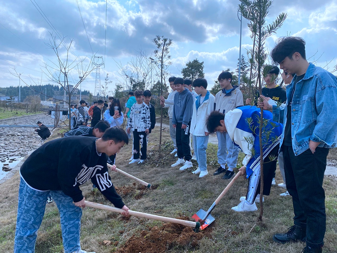 我校师生踊跃参加“许美好愿望、献给绿色爱心”植树活动