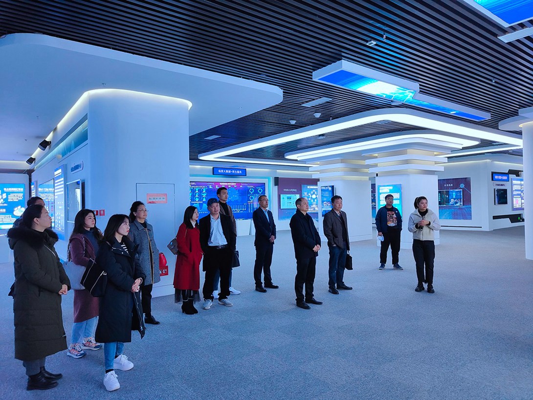 提升专业认知 加快建设步伐——开云app官方在线入口筹建组参观铜仁市大数据产业园