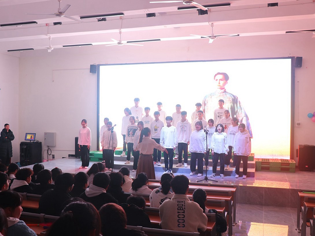 我校举行“纪念毛主席诞辰128周年”合唱比赛