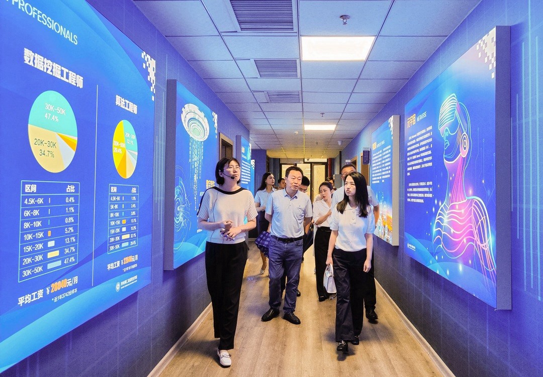 省大数据局人事处副处长郑影一行来我校开展专题调研