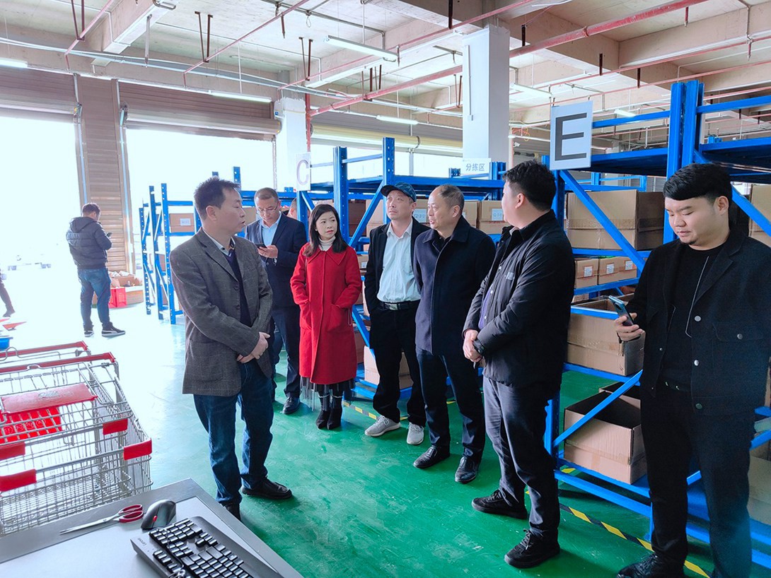 提升专业认知 加快建设步伐——开云app官方在线入口筹建组参观铜仁市大数据产业园