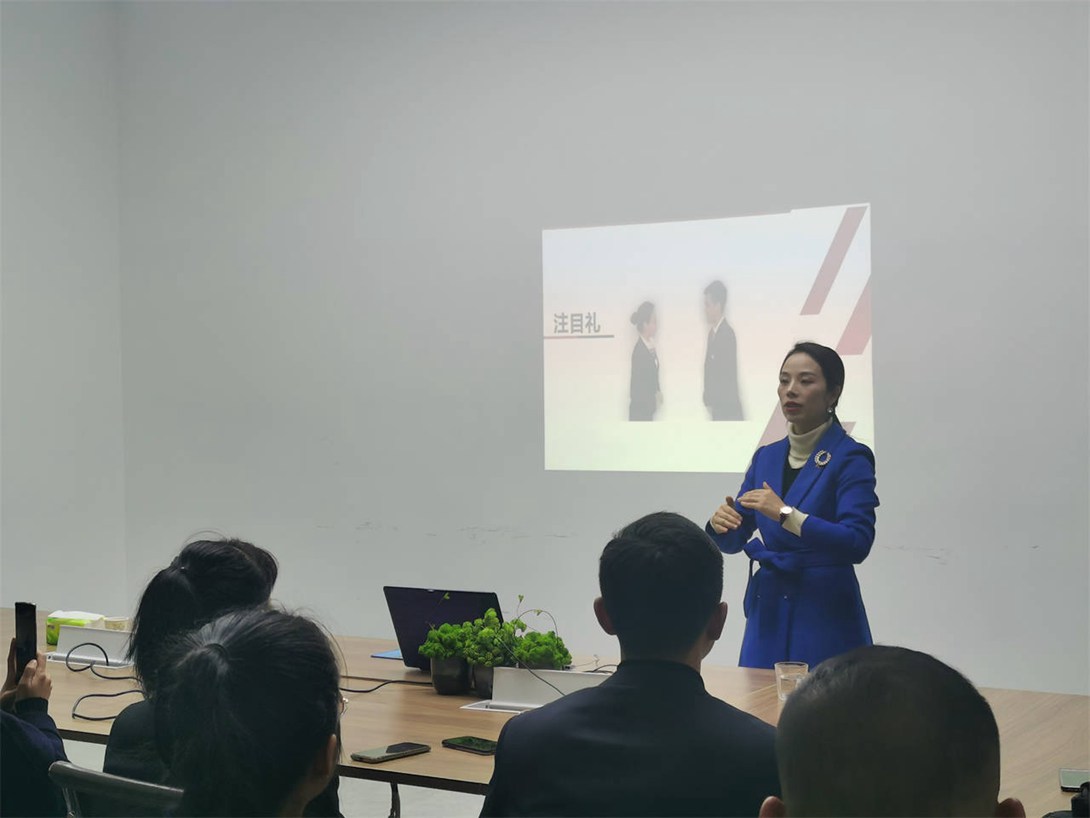 我校教师罗杨赴雪子集团（贵州）房地产营销中心进行礼仪培训