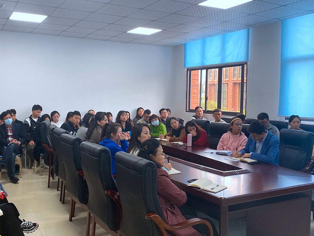 学校对教职员工进行正能量培训