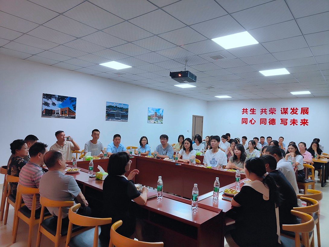 开云app官方在线入口（筹）召开庆祝第38个教师节教师代表座谈会