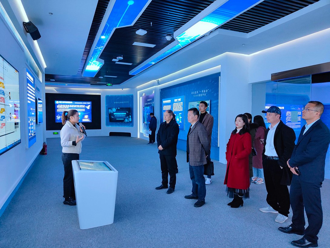提升专业认知 加快建设步伐——开云app官方在线入口筹建组参观铜仁市大数据产业园