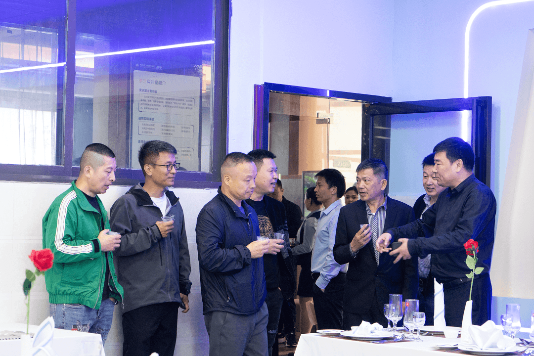 抱团谋发展  共创新铜仁 ——铜仁浙江商会会长许国平一行40余人到我校参观指导